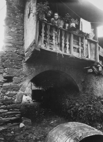 Casa construída sobre un arco, A Rúa. Ruth Matilda Anderson, 1924. © Hispanic Society of America.