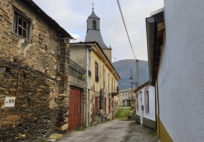 Igrexa de Santo Estevo dende o camiño do Bouzo, 2024.