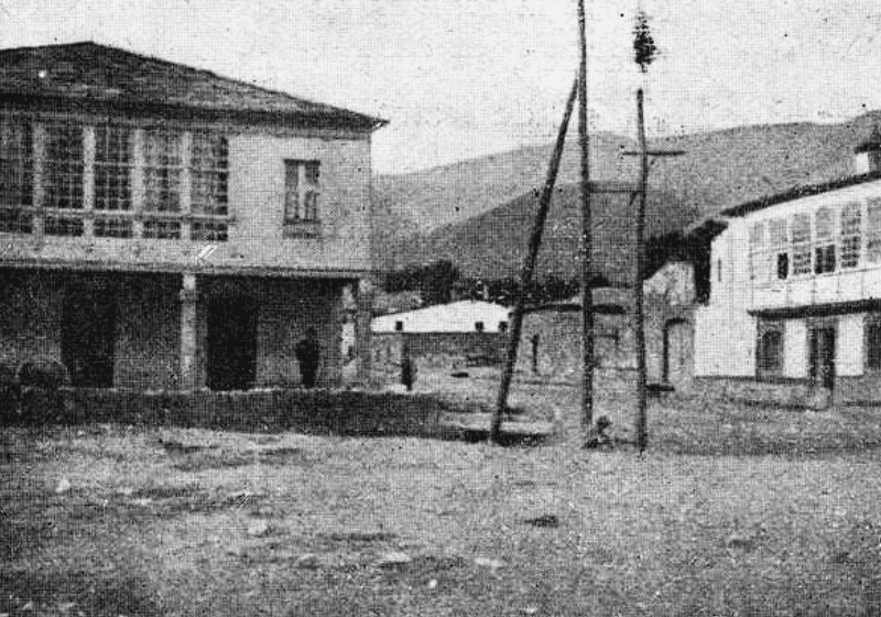 A Fonda Paco fronte á Estación de tren da Rúa, 1919. © Vida Gallega.